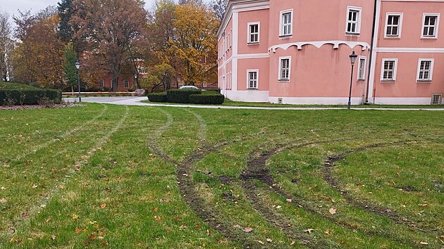 �idi� osobn�ho automobilu po�kodil p�i driftov�n� tr�vn�ky v sokolovsk�ch m�stsk�ch sadech.