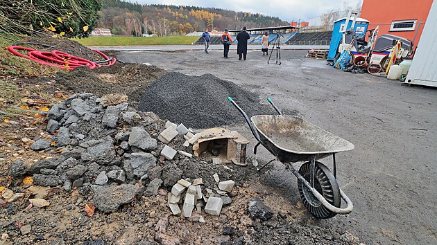 Rekonstrukce atletickho stadionu v karlovarskch Tuhnicch, kter zaala v listopadu 2022, pro letoek skonila. Pokraovat bude po zlepen klimatickch podmnek a pt rok na jae.