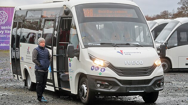 Nové CNG autobusy od výrobců Rošero a SOR Libchvany v areálu parkoviště u Dolního nádraží Karlovy Vary. Jsou určené pro krajský dopravní systém a Karlovarský kraj je 20. listopadu oficiálně převzal.