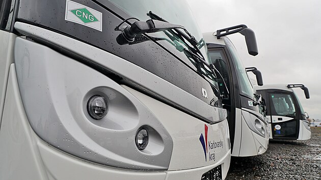 Nové CNG autobusy od výrobců Rošero a SOR Libchvany v areálu parkoviště u Dolního nádraží Karlovy Vary. Jsou určené pro krajský dopravní systém a Karlovarský kraj je 20. listopadu oficiálně převzal.