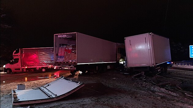 Nehoda nkolika kamion na dlnici D1 u sjezdu na Humpolec. (28. listopadu 2023)