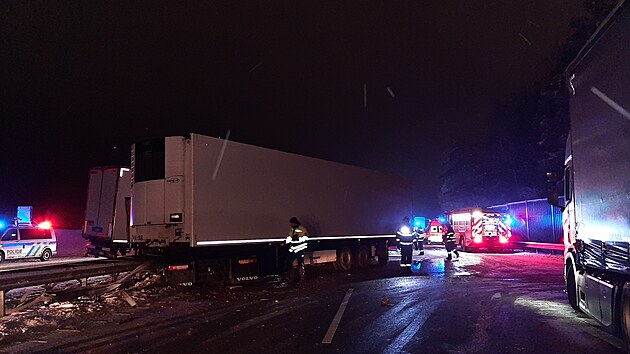 Nehoda nkolika kamion na dlnici D1 u sjezdu na Humpolec. (28. listopadu 2023)