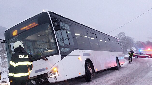 Hasii v Krlovhradeckm kraji vyprouj autobus, kter sjel do pkopu. (29. listopadu 2023)