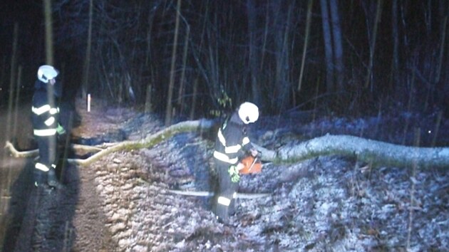 Královéhradečtí hasiči zasahovali v noci na úterý u desítek událostí v souvislosti s počasím. (28. listopadu 2023)