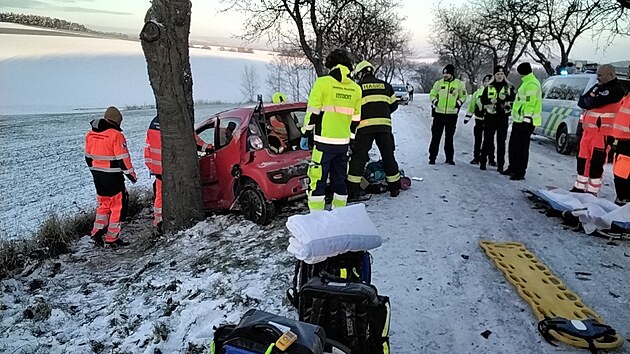 U Křenůvek na Olomoucku sjel řidič po smyku do příkopu, z vozu ho museli vytahovat hasiči. /29. listopadu 2023)