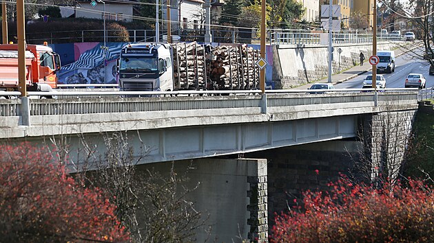 Vytížený Znojemský most v Jihlavě začal sloužit už v roce 1952. Podle posledního sčítání dopravy po této výpadovce na Třebíč a Znojmo denně projede 16,5 tisíce vozidel.