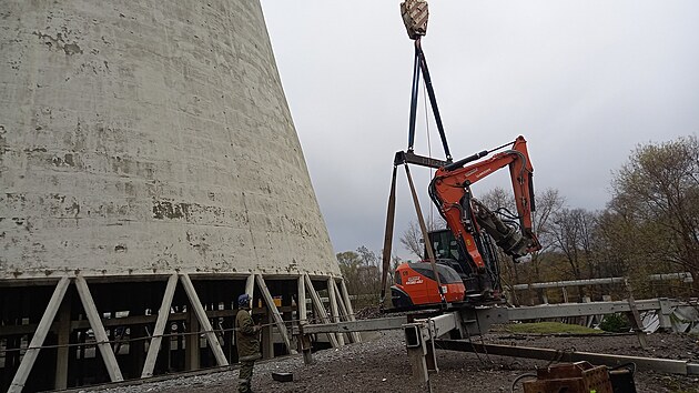 Chladic� v� t�ebovick� tepl�rny Veolia Energie bour� bagr. Ten m��e vystoupat a� do v��ky �edes�ti metr�. (23. listopadu 2023)