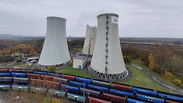 Chladic� v� t�ebovick� tepl�rny Veolia Energie bour� bagr. Ten m��e vystoupat a� do v��ky �edes�ti metr�. (23. listopadu 2023)