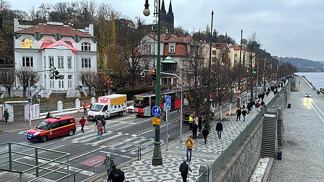 V Praze u Vton dolo k petren trolejovho drtu na tramvajov trati. Pokodilo jej rameno nkladnho vozu, kter projdlo pod vedenm. (22. listopadu 2023)