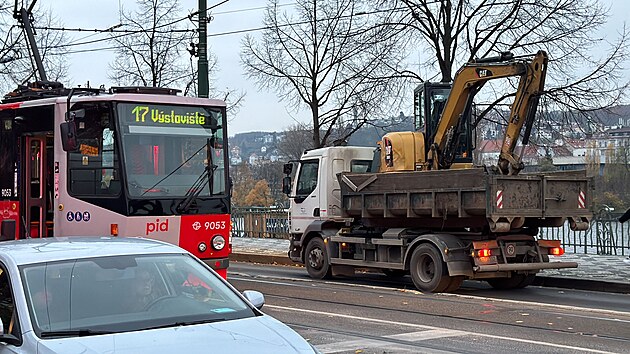 V Praze u Vton dolo k petren trolejovho drtu na tramvajov trati. Pokodilo jej rameno nkladnho vozu, kter projdlo pod vedenm. (22. listopadu 2023)