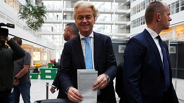 Nizozemsk krajn pravicov politik a vdce strany PVV Geert Wilders hlasuje v parlamentnch volbch v Haagu. (22. listopadu 2023)