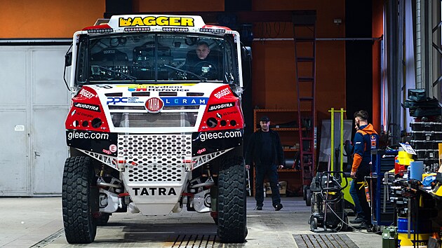 Buggyra Technology Center, odjezd stje Buggyra na Dakar2024. Vz TATRA Buggyra EVO3 a v nm pilot Martin oltys.