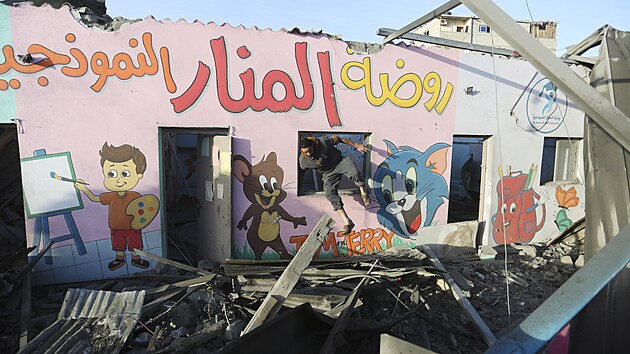 Budova znien pi nonm izraelskm bombardovn v Rafhu v psmu Gazy. (24. listopadu 2023)