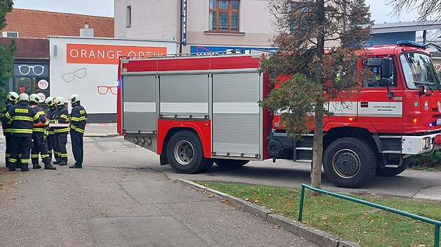 Policist� s hasi�i zajistili okol� ubytovny v Jind�ichov� Hradci, kde anonym nahl�sil bombu.