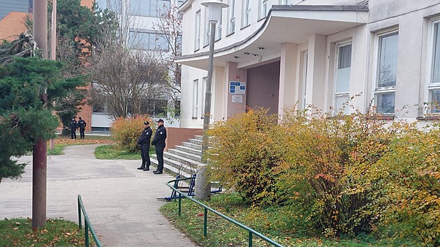 Policist s hasii zajistili okol ubytovny v Jindichov Hradci, kde anonym nahlsil bombu.