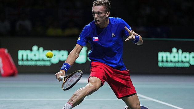 Jiří Lehečka dobíhá kraťas ve čtvrtfinále Davis Cupu ve španělské Málaze.
