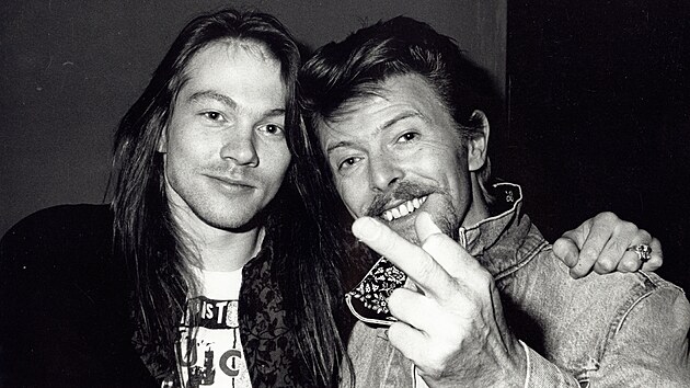 Axl Rose (vlevo) se zpvkem Davidem Bowiem v roce 1989.