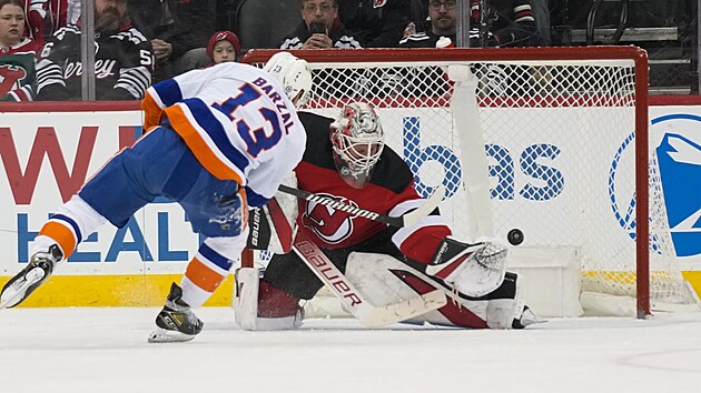 Brankář Vítek Vaněček z New Jersey inkasuje gól od Mathewa Barzala z New York Islanders.