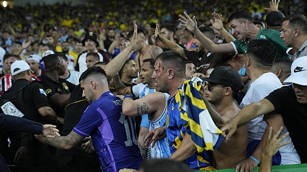Potyčka mezi brazilskými a argentinskými fanoušky.