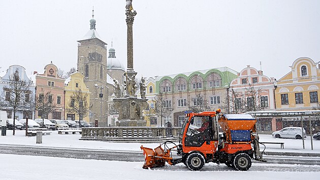 Sypač havlíčkobrodských technickcýh služeb odhrnuje sníh na Havlíčkově náměstí. Na Vysočině napadl první sníh. Sněžení a teploty pod nulou jsou očekávány i v následujícím týdnu (26. listopadu 2023)