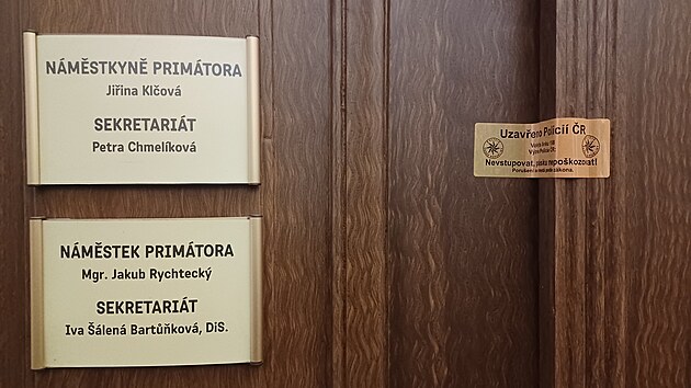 Policií zapečetěné dveře jedné z pracoven na pardubickém magistrátu (21. listopadu 2023)