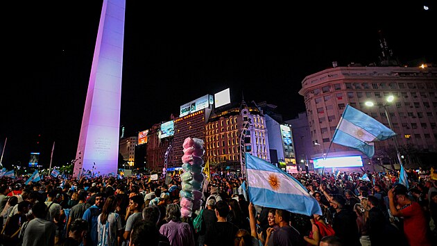 Pznivci nov zvolenho argentinskho prezidenta Javiera Mileiho oslavuj jeho vtzstv ve druhm kole prezidentskch voleb v Buenos Aires. (19. listopadu 2023)