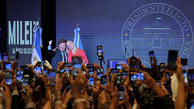 Vtz 2. kola argentinskch prezidentskch voleb Javier Milei oslavuje sv vtzstv po boku sv sestry Kariny Mileiov v Buenos Aires. (19. listopadu 2023)