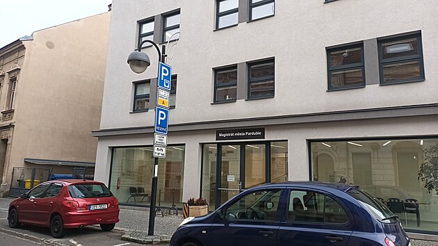 Detektivové NCOZ a Vojenská policie zasahují v této budově magistrátu, kde sídlí odbor majetku a investic. (22. listopadu 2023)