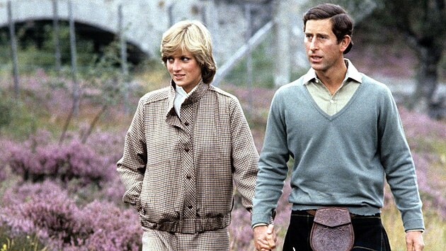 Diana ve tvdovm kompletu v roce 1981 bhem lbnek s princem Charlesem.
