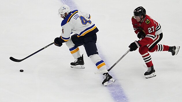 Nick Leddy (vlevo) ze St. Louis Blues ujd v zpase s Chicago Blackhawks, sth ho Lukas Reichel.