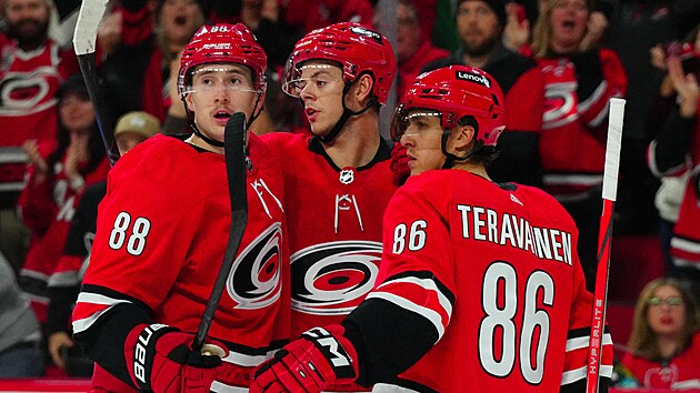 Martin Neas (88), Jesperi Kotkaniemi (82) a Teuvo Teravainen (86) slav trefu Carolina Hurricanes.