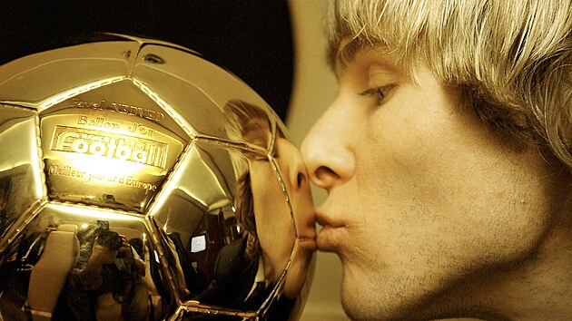 Pavel Nedv�d z Juventusu Tur�n s cenou Zlat� m�� pro nejlep��ho hr��e ankety...