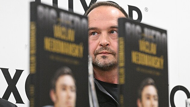 Karel Knap na k�tu sv� knihy M�j nejslavn�j�� �nik, kterou napsal s V�clavem Nedomansk�m.