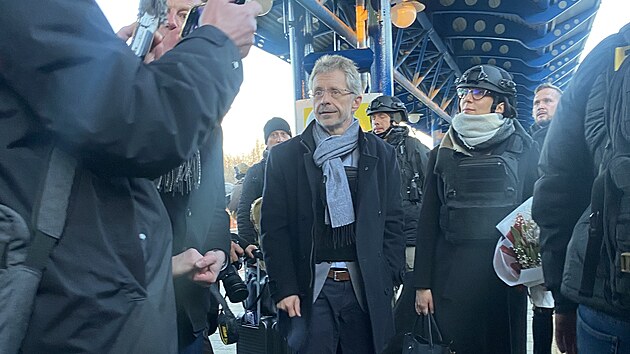 Milo Vystril a Markta Pekarov Adamov pi pjezdu do Kyjeva. (25. listopadu 2023)