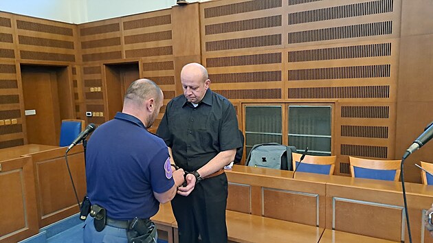 Wojciech W. čelí u Krajského soudu v Hradci Králové obžalobě z těžkého ublížení na zdraví. (28. listopadu 2023)