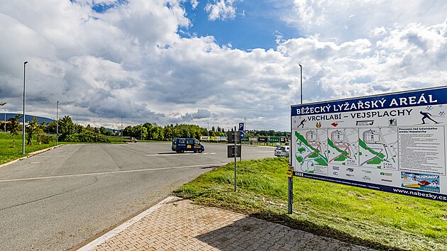Parkoviště u sportovního areálu Vejsplachy ve Vrchlabí (19. září 2023)