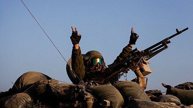 Izraelsk armda v rmci dojednanho tydennho pm mezi Izraelem a Hamsem opout Gazu. (24. listopadu 2023)
