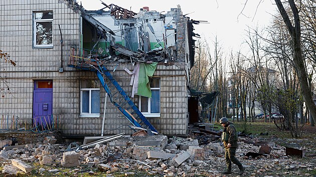 Ukrajinci prohl kody vznikl po ruskm dronovm toku na budov kolky v Kyjev. (25. listopadu 2023)