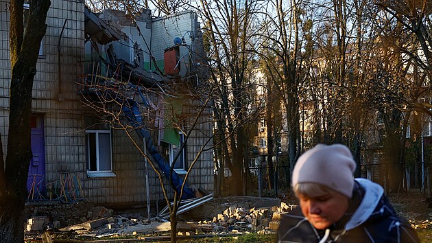 Ukrajinci prohl kody vznikl po ruskm dronovm toku na budov kolky v Kyjev. (25. listopadu 2023)