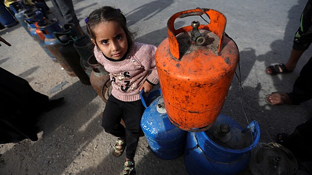 Do Psma Gazy i v druh den pm proud dodvky humanitrn pomoci  lk, potravin, ale i paliva a plynu. Lid na n ekaj. (25. listopadu 2023)