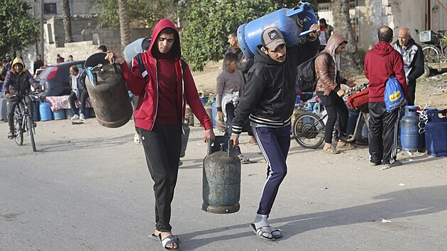 Do Pásma Gazy i v druhý den příměří proudí dodávky humanitární pomoci – léků, potravin, ale i paliva a plynu. Lidé na ně čekají. (25. listopadu 2023)