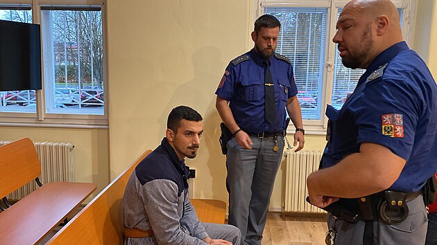Ptadvacetilet David Kov u Okresnho soudu v Klatovech. Spolu s nm usedli na lavici obalovanch dal dva obvinn. (22. listopadu 2023)