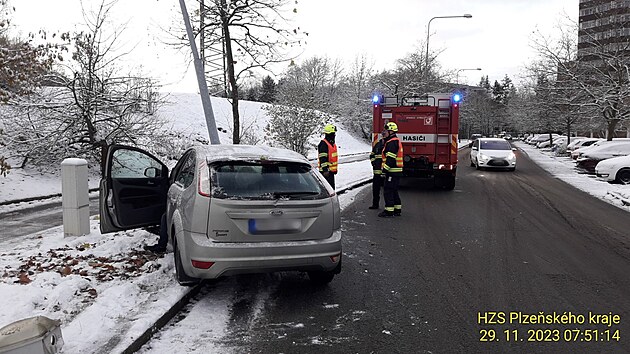 Pmo v Plzni na Borech havaroval dnes rno osobn automobil. idi narazil do sloupu veejnho osvtlen.