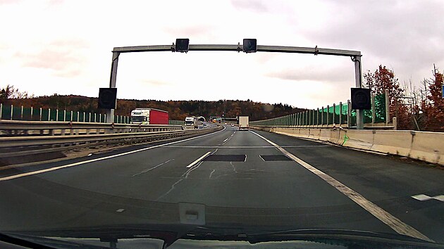 U vjezdu na most u tunelu Valík na dálničním obchvatu Plzně se ve směru na Prahu propadla vozovka. (20. listopadu 2023)