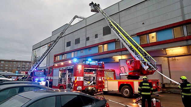 Kvli poru vzduchotechniky na stee obchodnho  centra Galerie Slovany v Plzni evakuovali hasii nkolik stovek zkaznk. (21. listopad 2023)