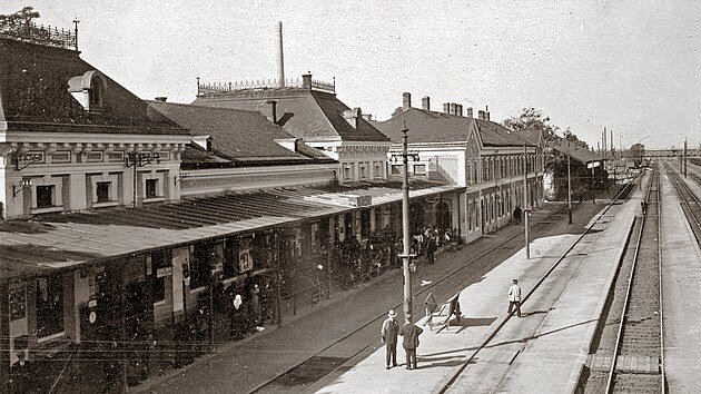 N�dra�� v Hodon�n� na dobov� pohlednici