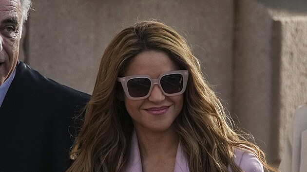 Shakira pi pchodu k soudu (Barcelona, 20. listopadu 2023)