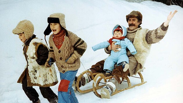 Marta Bucht�kov�, Marek Dvo��k, Luk� Pel�nek a J�lius Satinsk� ve filmu S tebou m� bav� sv�t (1982)