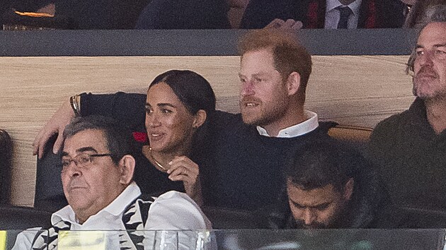 Vvodkyn Meghan a princ Harry na hokejovm zpase Vancouver Canucks proti San Jose Sharks (Vancouver, 20. listopadu 2023)