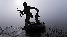 Chersonská oblast. Ukrajinští vojáci se plaví přes Dněpr. (15. října 2023)
